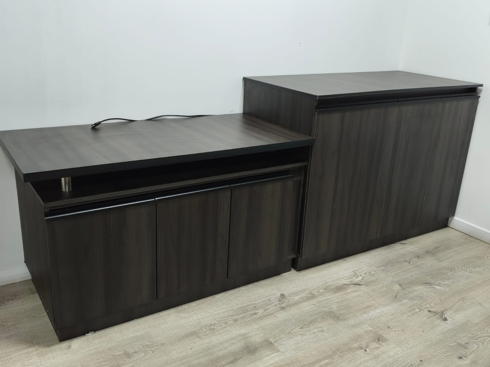Oficina mueble dos niveles madera oscura