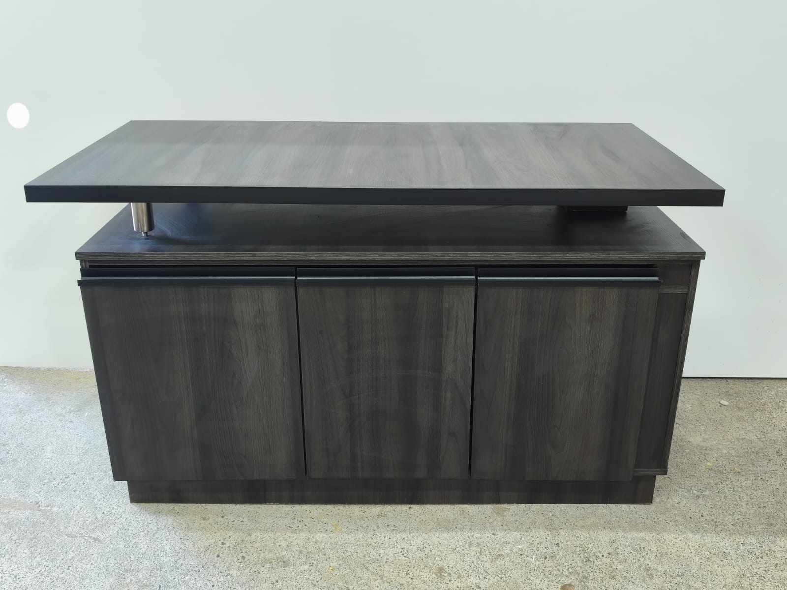 Oficina mueble tres puertas cubierta flotante pilar
