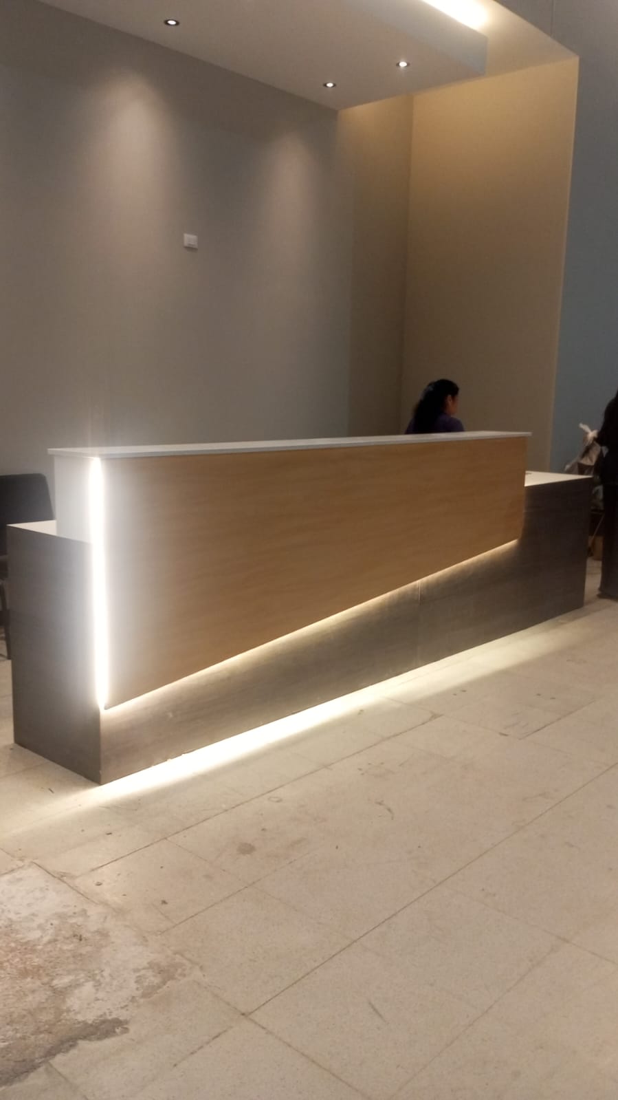 Oficina recepcion madera led vista lateral
