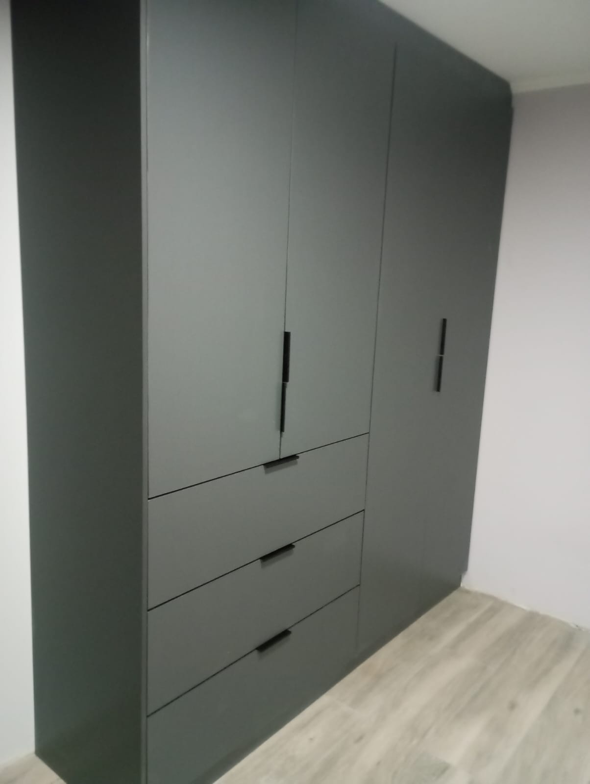 Closet empotrado gris dos puertas cajonera lateral