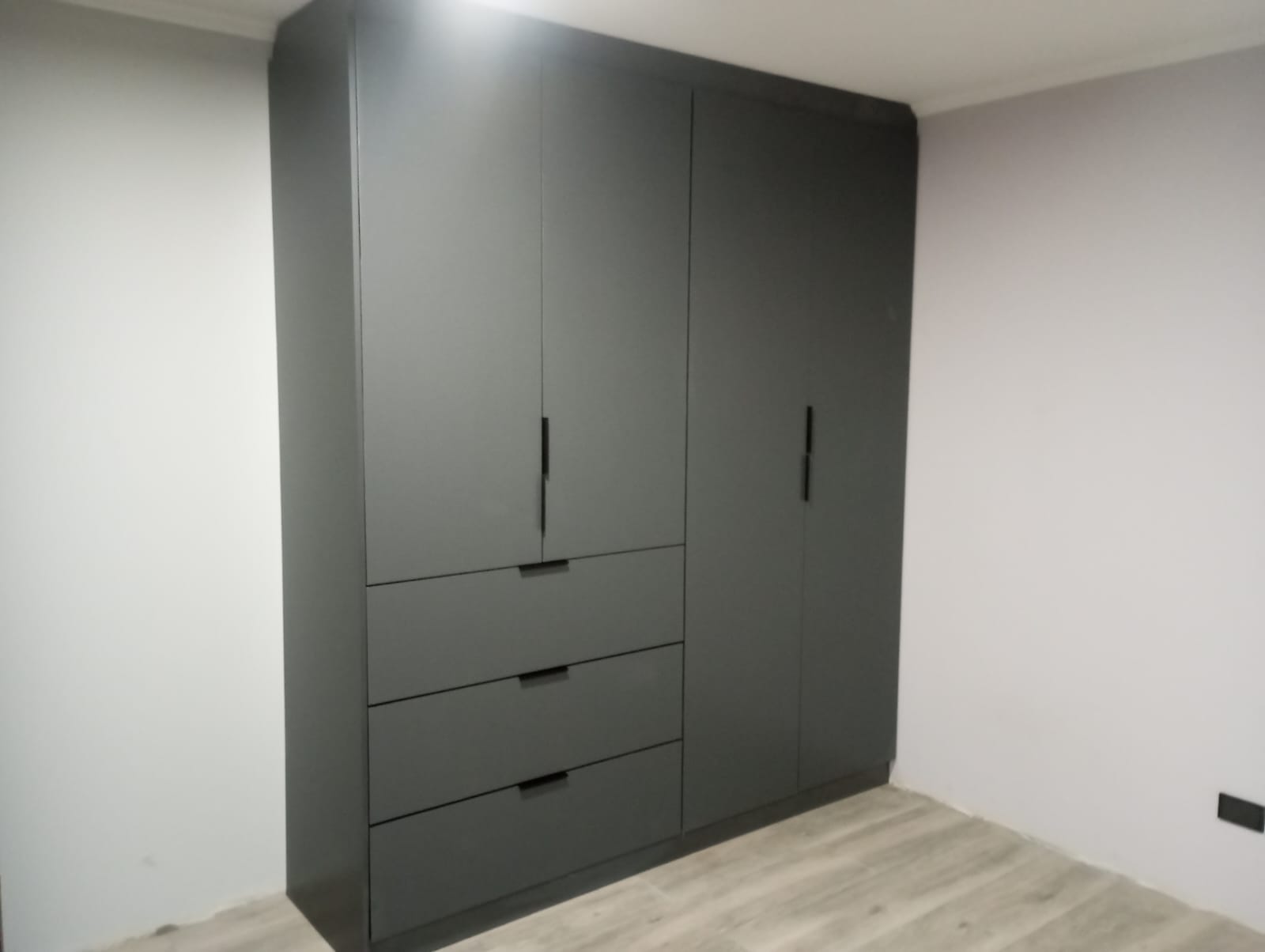 Closet empotrado gris oscuro cajones tiradores negros