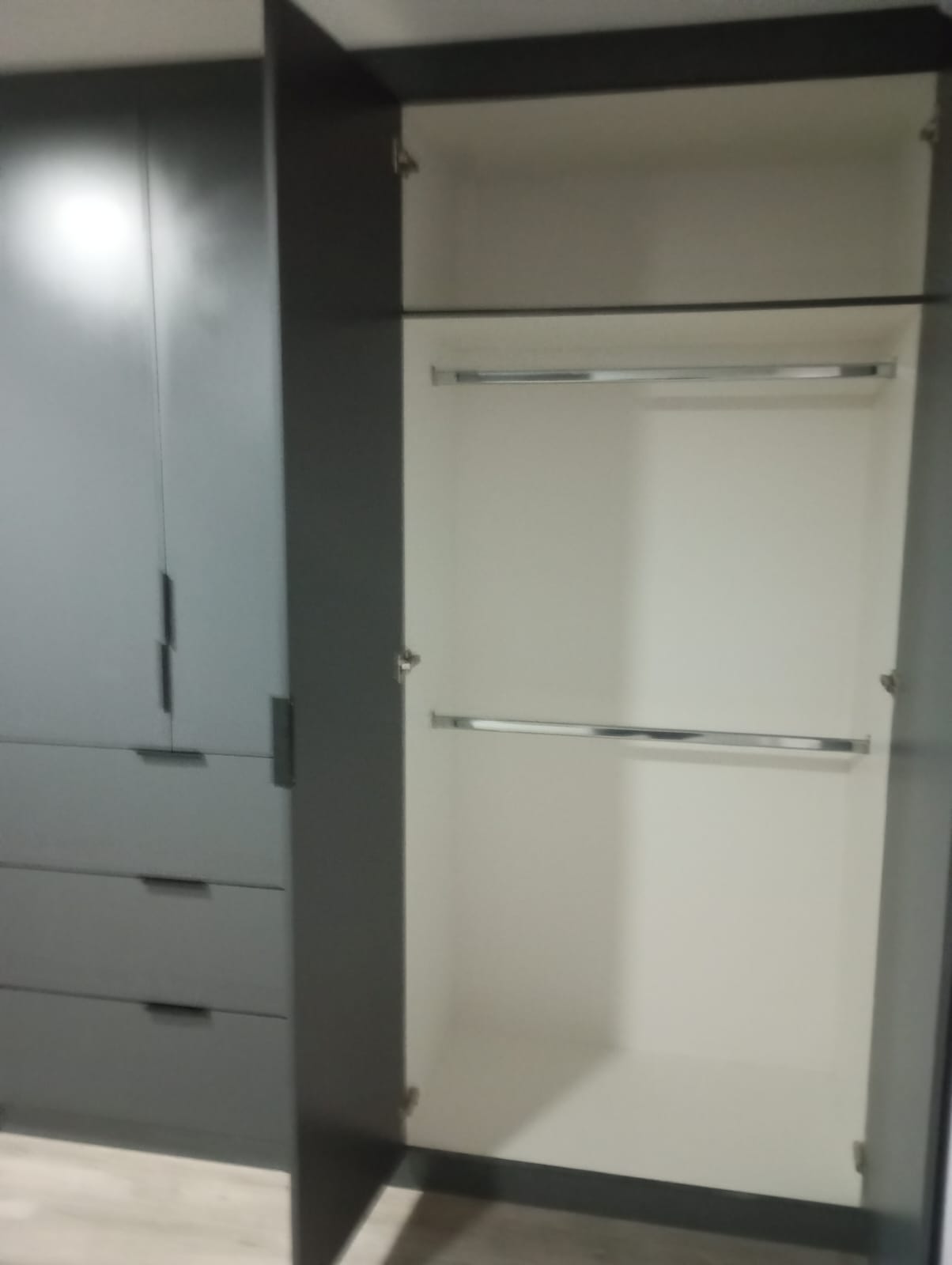Closet gris abierto interior blanco barras