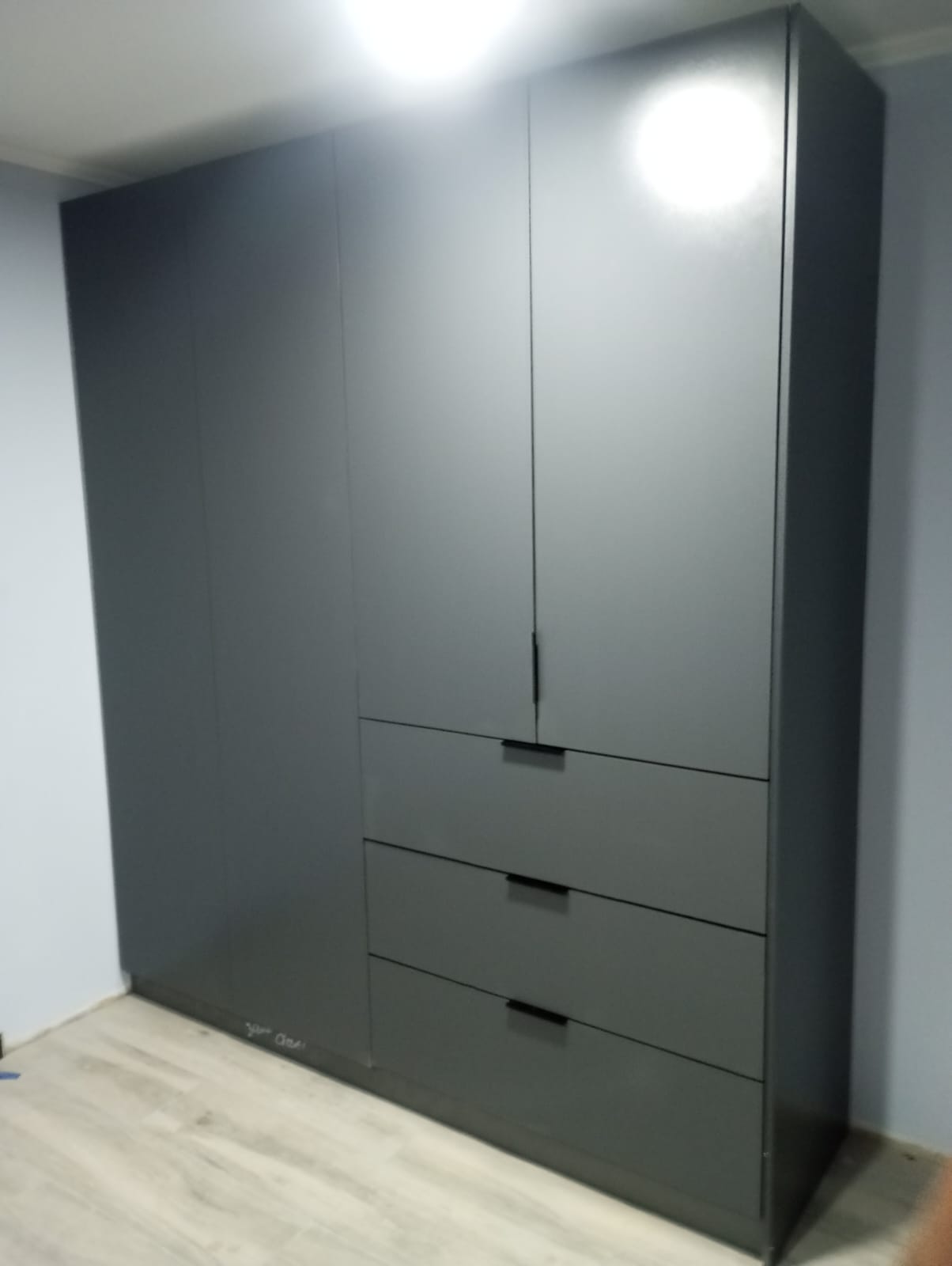 Closet gris dos puertas tres cajones