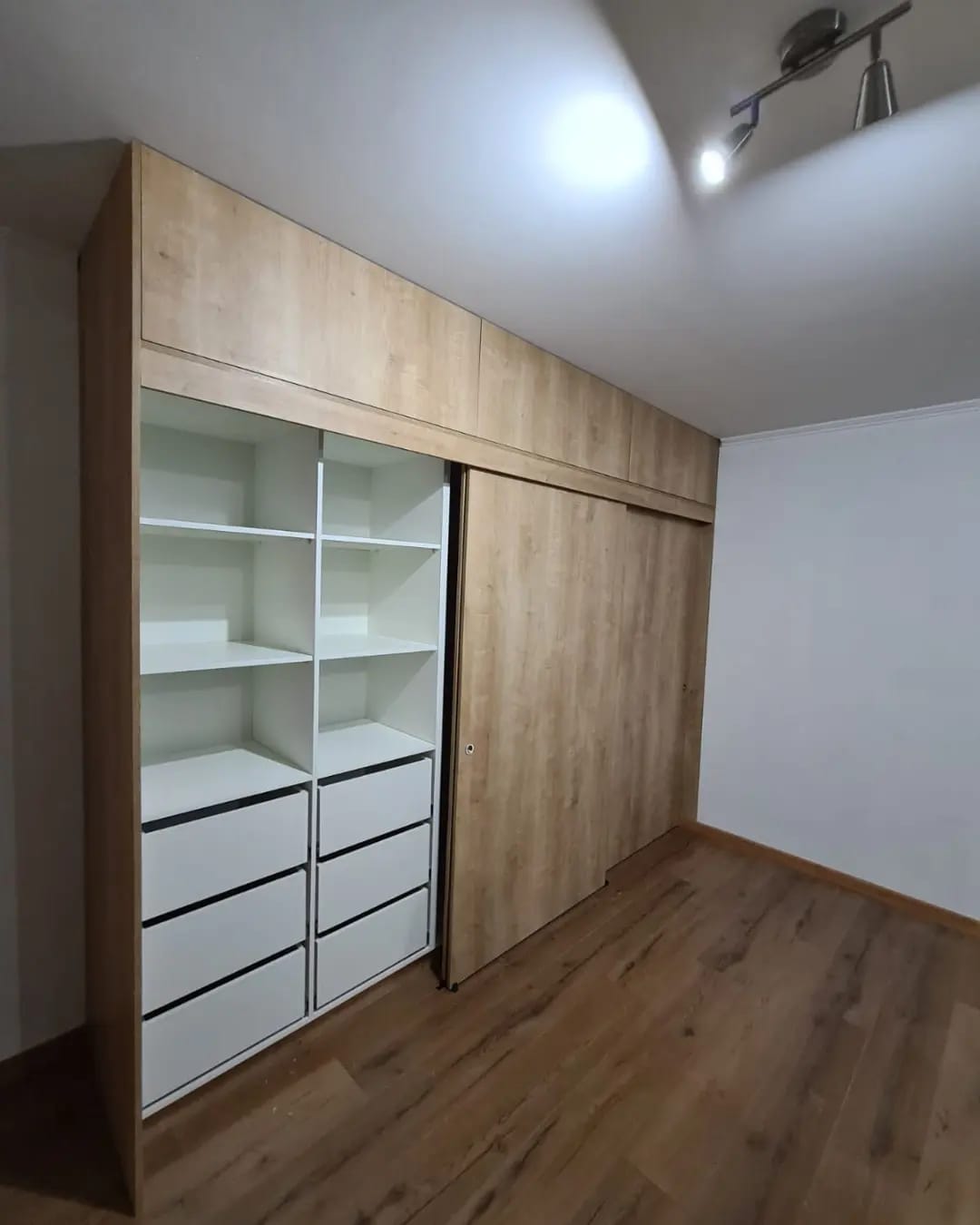 Closet madera clara corredera abierta cajonera blanca