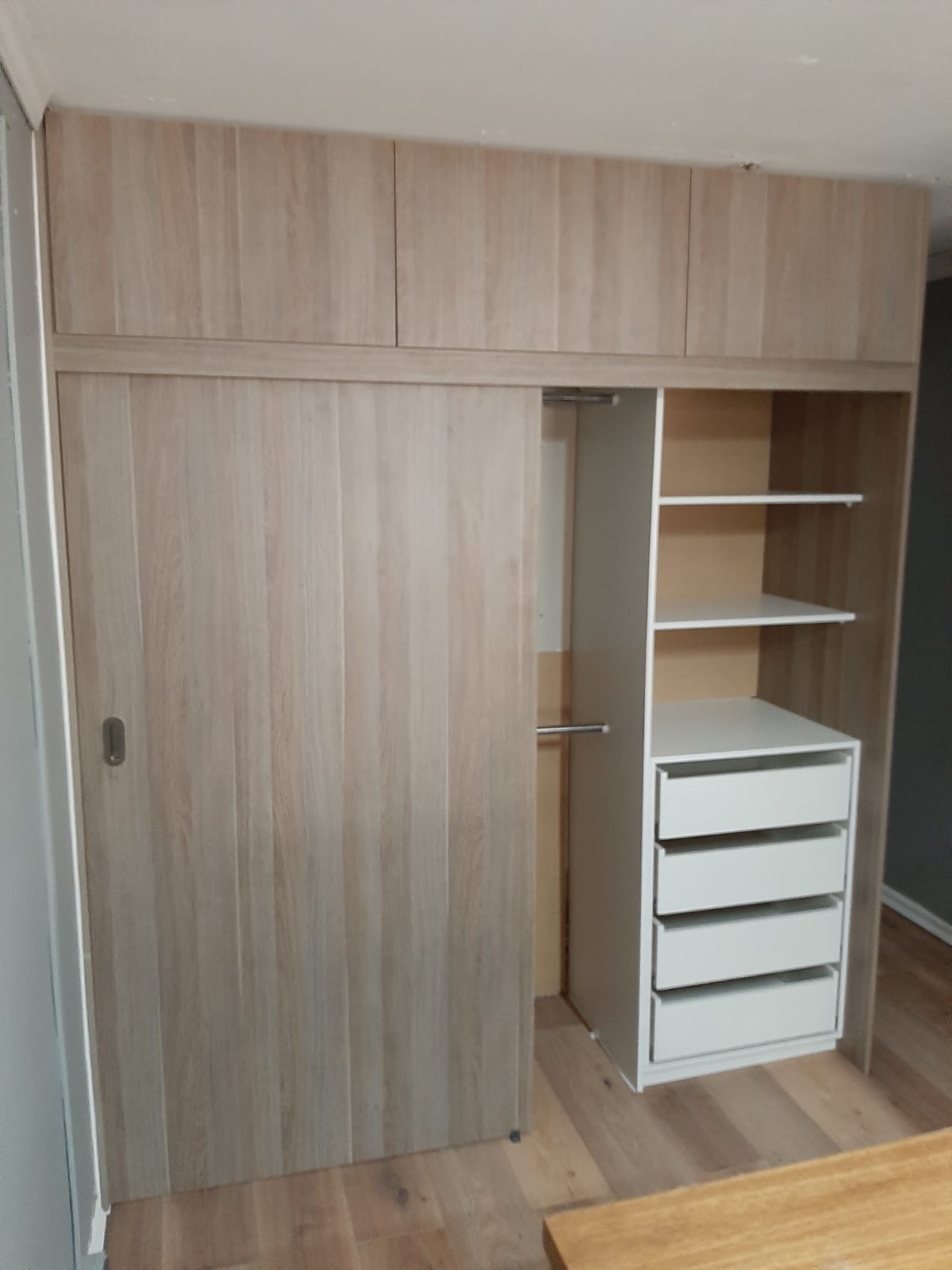 Closet madera clara maleteros puerta corredera