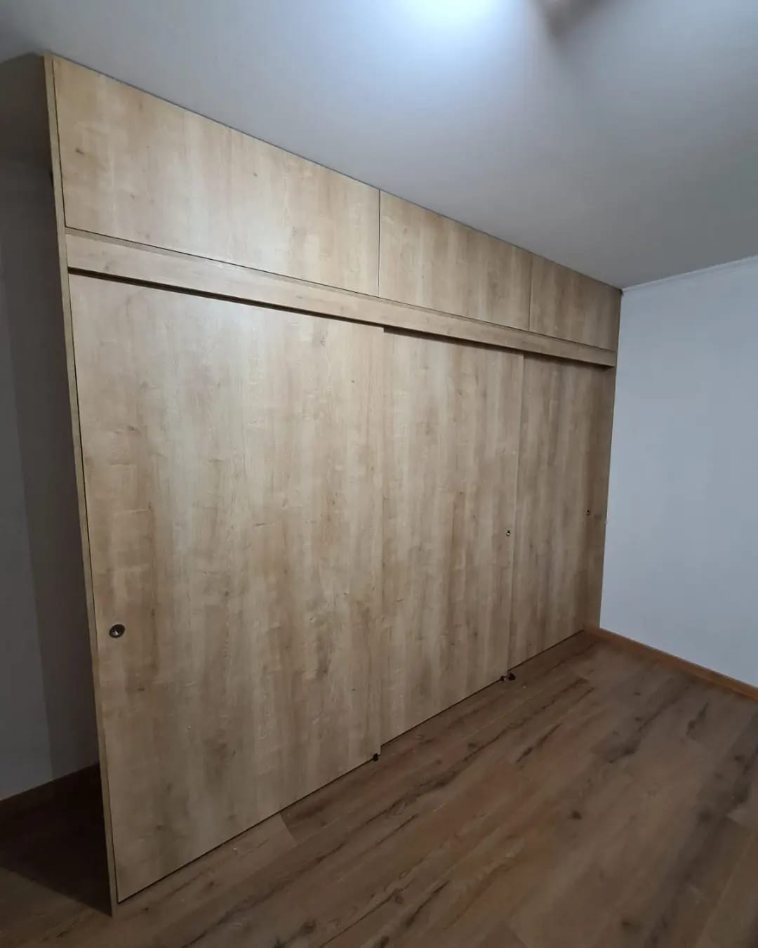Closet madera clara tres correderas maleteros