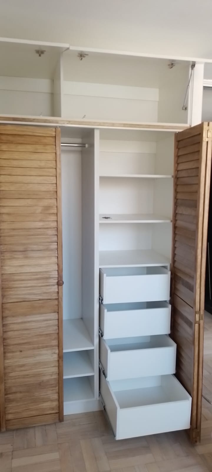 Closet madera persianas abierto cajones blancos