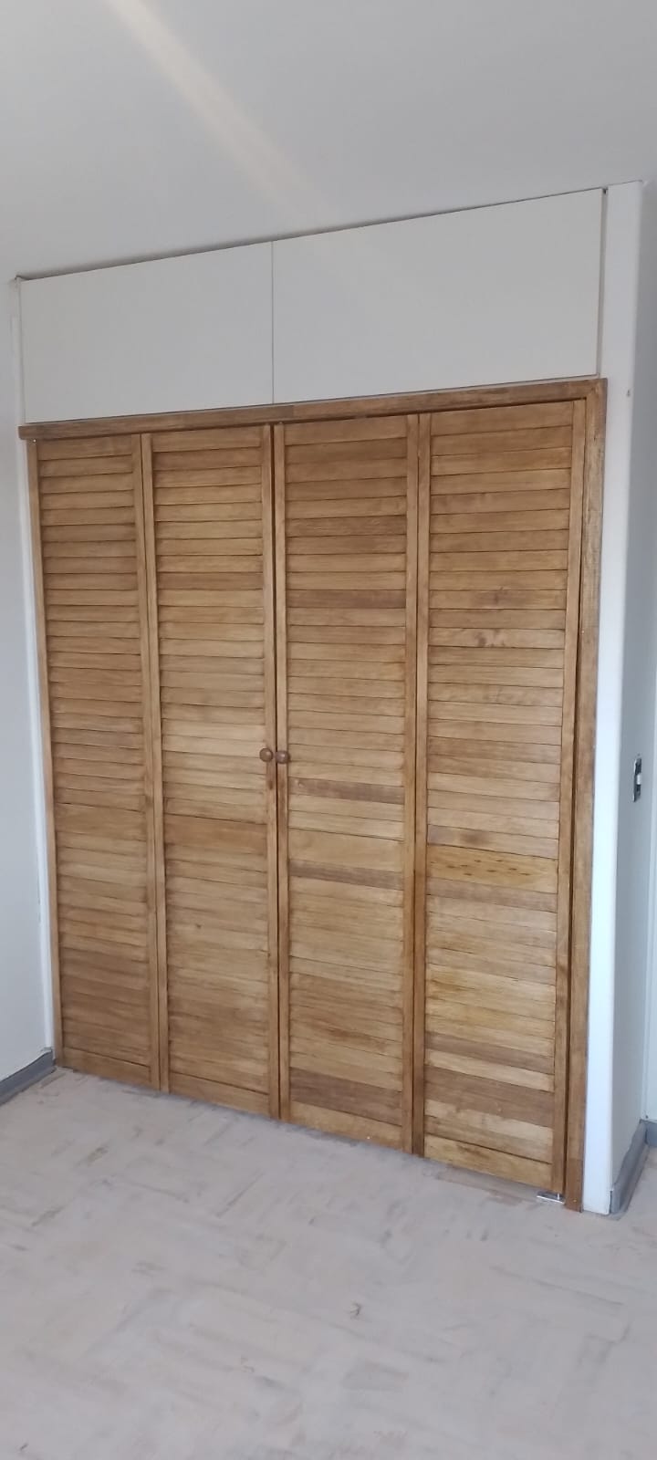 Closet madera persianas cuatro puertas
