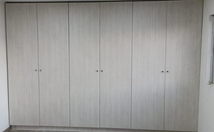 Closet seis puertas melamina gris clara