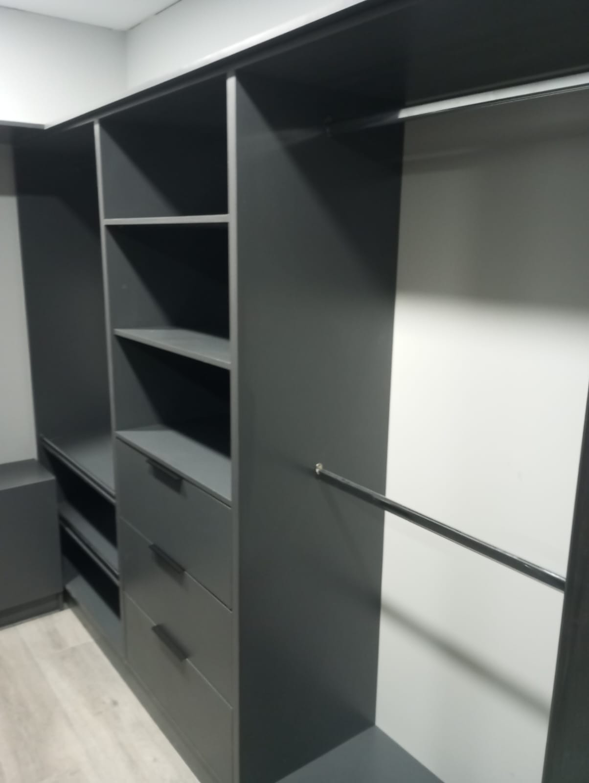 Closet vestidor gris repisas cajones colgadores